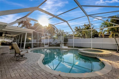House in Largo, Florida 3 bedrooms, 166.11 sq.m. № 2207939