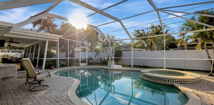 House in Largo, Florida 3 bedrooms, 166.11 sq.m. № 2207939