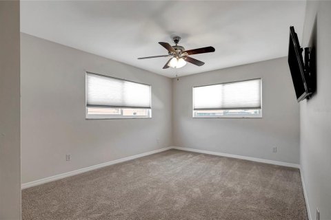 House in Largo, Florida 3 bedrooms, 166.11 sq.m. № 2207939 - photo 8