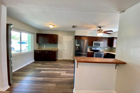 House in Largo, Florida 3 bedrooms, 166.11 sq.m. № 2207939 - photo 6