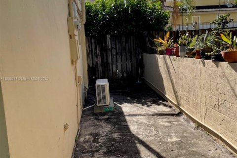 House in Hollywood, Florida 1 bedroom № 1942280 - photo 9