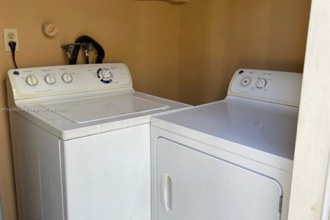 House in Hollywood, Florida 1 bedroom № 1942280 - photo 19