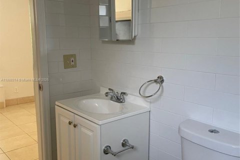 House in Hollywood, Florida 1 bedroom № 1942280 - photo 13