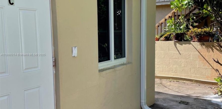 House in Hollywood, Florida 1 bedroom № 1942280