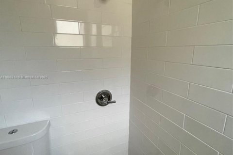 House in Hollywood, Florida 1 bedroom № 1942280 - photo 12