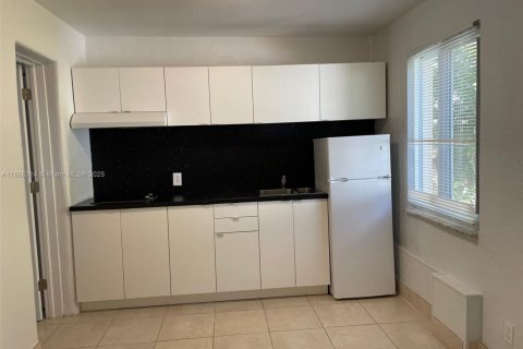 House in Hollywood, Florida 1 bedroom № 1942280 - photo 2