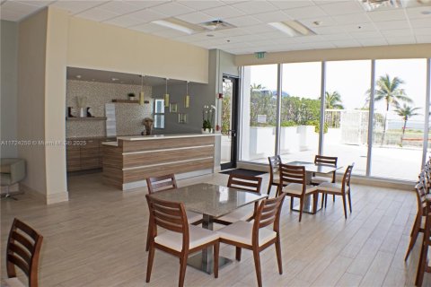 Condo in Surfside, Florida, 1 bedroom  № 1474763 - photo 16