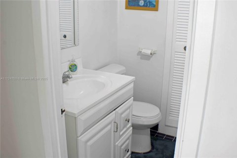 Condo in Surfside, Florida, 1 bedroom  № 1474763 - photo 6