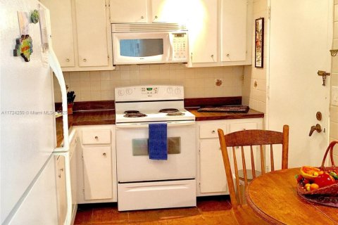Condo in Surfside, Florida, 1 bedroom  № 1474763 - photo 5