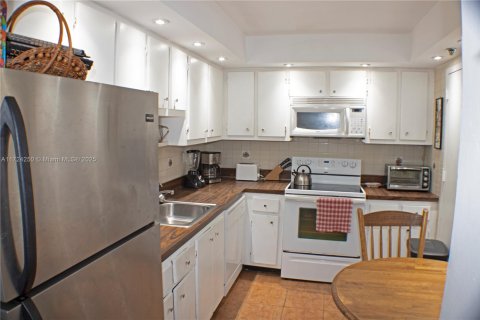 Condo in Surfside, Florida, 1 bedroom  № 1474763 - photo 13