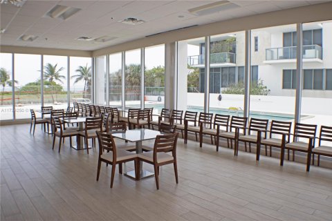 Condo in Surfside, Florida, 1 bedroom  № 1474763 - photo 17