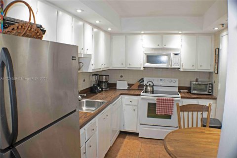 Condo in Surfside, Florida, 1 bedroom  № 1474763 - photo 3