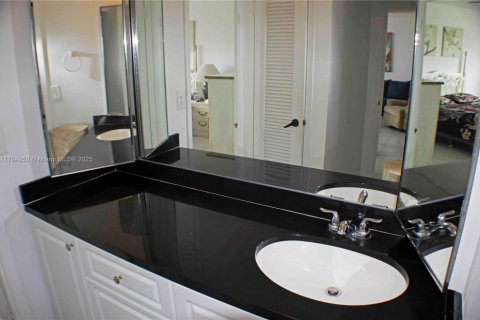 Condo in Surfside, Florida, 1 bedroom  № 1474763 - photo 8