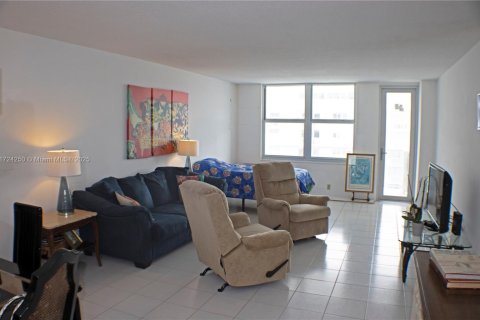 Condo in Surfside, Florida, 1 bedroom  № 1474763 - photo 1