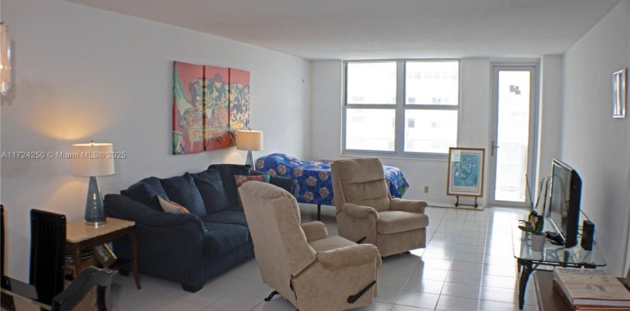 Condo in Surfside, Florida, 1 bedroom  № 1474763