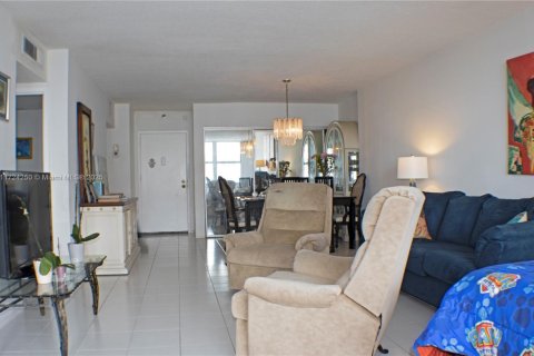 Condo in Surfside, Florida, 1 bedroom  № 1474763 - photo 2
