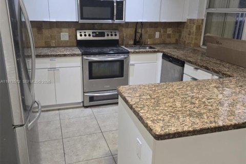 Снять в аренду кондоминиум в Норт-Бей-Виллидж, Флорида 2 спальни, 83.61м2, № 2045528 - фото 6