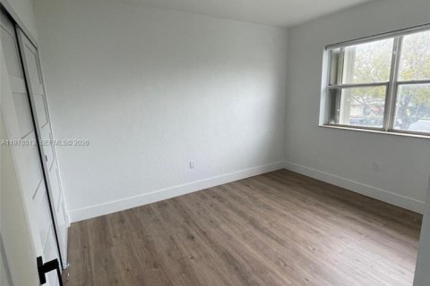 Снять в аренду кондоминиум в Норт-Бей-Виллидж, Флорида 2 спальни, 83.61м2, № 2045528 - фото 17