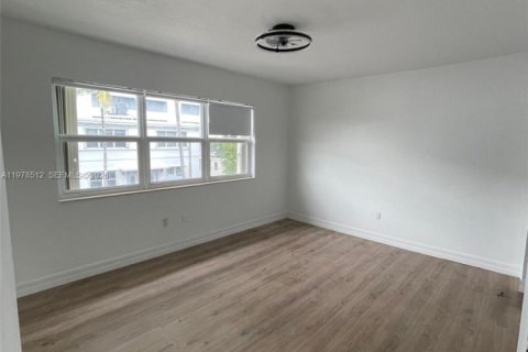 Снять в аренду кондоминиум в Норт-Бей-Виллидж, Флорида 2 спальни, 83.61м2, № 2045528 - фото 18