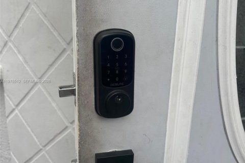 Кондоминиум с 2 спальнями в Норт-Бей-Виллидж, Флорида № 2045528