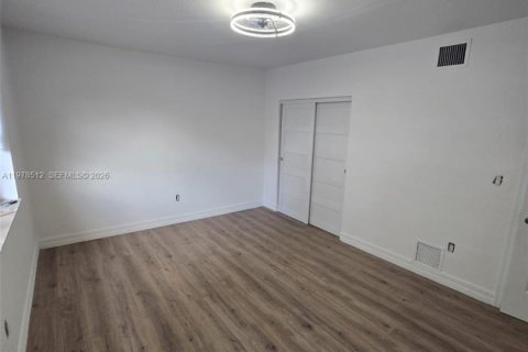 Снять в аренду кондоминиум в Норт-Бей-Виллидж, Флорида 2 спальни, 83.61м2, № 2045528 - фото 12