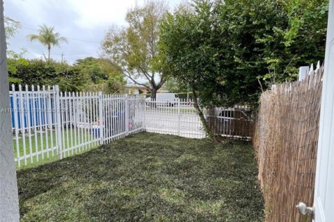 Снять в аренду кондоминиум в Норт-Бей-Виллидж, Флорида 2 спальни, 83.61м2, № 2045528 - фото 19