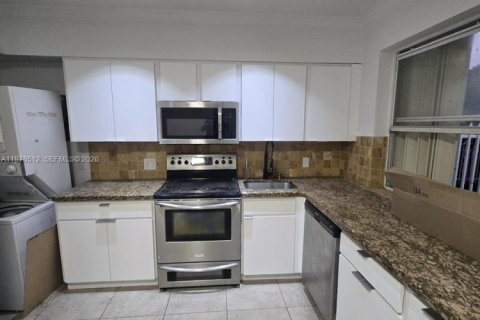 Снять в аренду кондоминиум в Норт-Бей-Виллидж, Флорида 2 спальни, 83.61м2, № 2045528 - фото 5