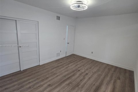 Снять в аренду кондоминиум в Норт-Бей-Виллидж, Флорида 2 спальни, 83.61м2, № 2045528 - фото 13