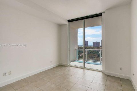 Condo in Miami, Florida, 2 bedrooms № 2076213 - photo 13