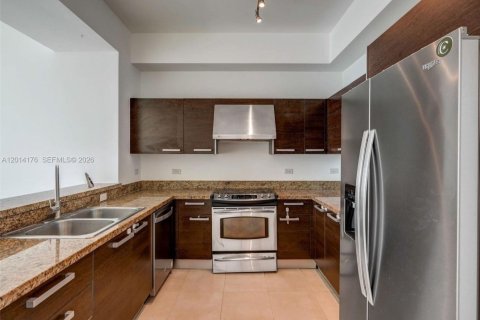Condo in Miami, Florida, 2 bedrooms № 2076213 - photo 3