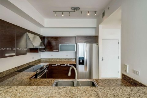 Condo in Miami, Florida, 2 bedrooms № 2076213 - photo 6