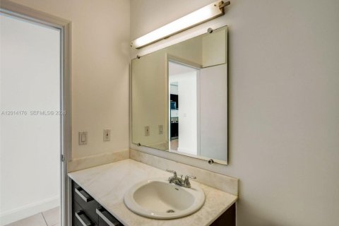 Condo in Miami, Florida, 2 bedrooms № 2076213 - photo 10