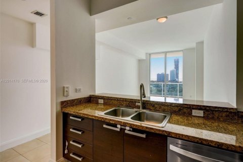 Condo in Miami, Florida, 2 bedrooms № 2076213 - photo 5