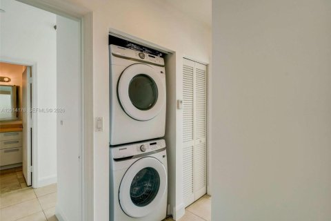 Condo in Miami, Florida, 2 bedrooms № 2076213 - photo 11