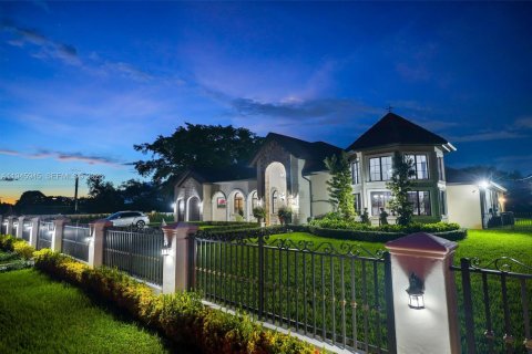 Casa en venta en Miami, Florida, 7 dormitorios, 561.59 m2 № 2002543 - foto 6