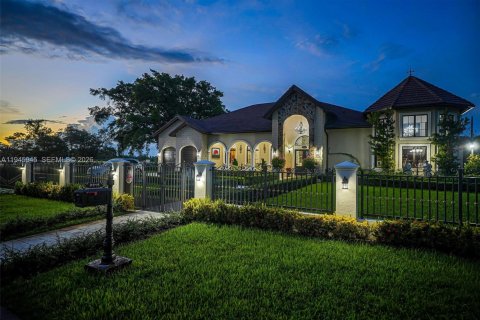 Casa en venta en Miami, Florida, 7 dormitorios, 561.59 m2 № 2002543 - foto 4