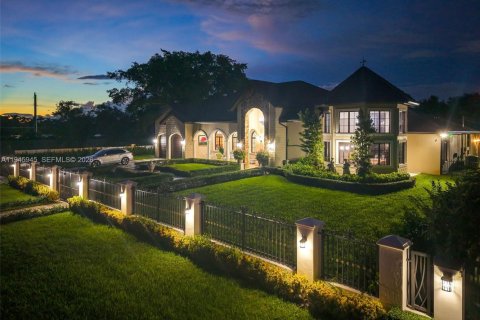 Casa en venta en Miami, Florida, 7 dormitorios, 561.59 m2 № 2002543 - foto 10