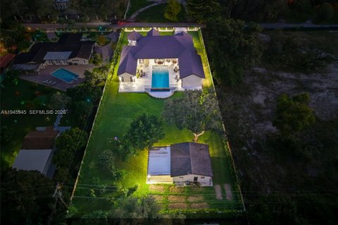 Casa en venta en Miami, Florida, 7 dormitorios, 561.59 m2 № 2002543 - foto 13