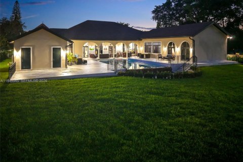 Casa en venta en Miami, Florida, 7 dormitorios, 561.59 m2 № 2002543 - foto 7