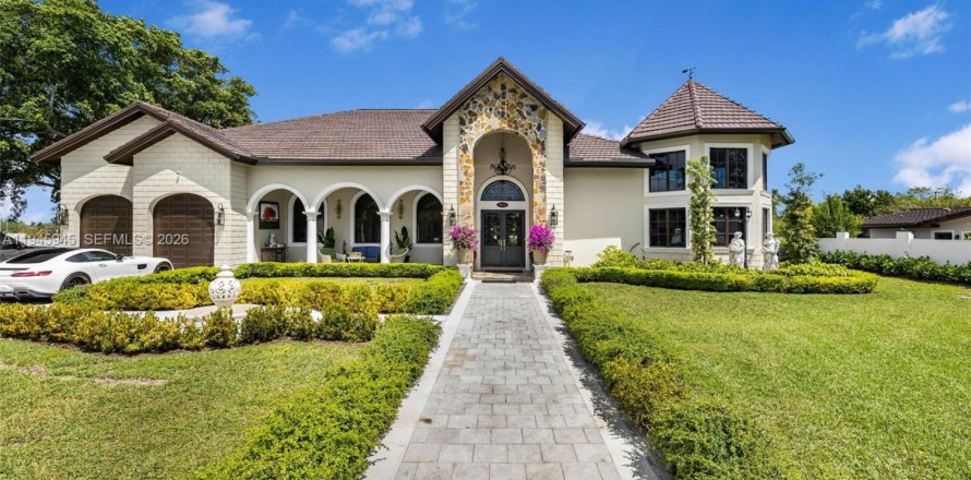 Casa en Miami, Florida 7 dormitorios, 561.59 m2 № 2002543