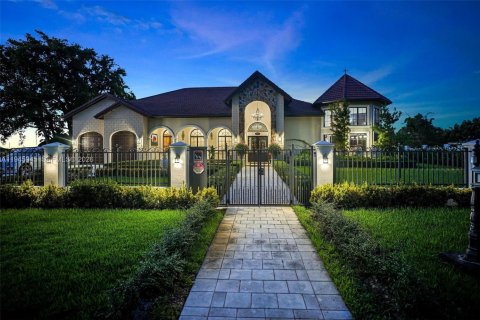 Casa en venta en Miami, Florida, 7 dormitorios, 561.59 m2 № 2002543 - foto 2