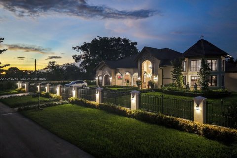 Casa en venta en Miami, Florida, 7 dormitorios, 561.59 m2 № 2002543 - foto 3