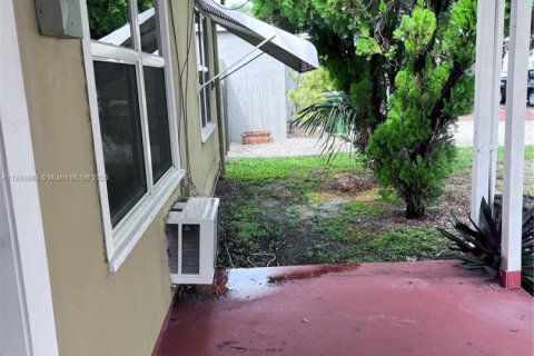 Снять в аренду виллу или дом в Норт-Майами, Флорида 2 спальни, 150.78м2, № 1941526 - фото 2