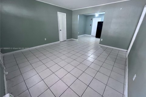 Снять в аренду виллу или дом в Норт-Майами, Флорида 2 спальни, 150.78м2, № 1941526 - фото 12