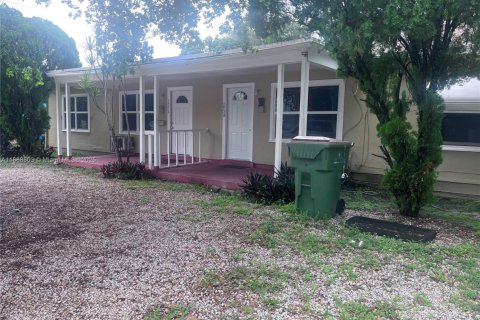 Снять в аренду виллу или дом в Норт-Майами, Флорида 2 спальни, 150.78м2, № 1941526 - фото 1