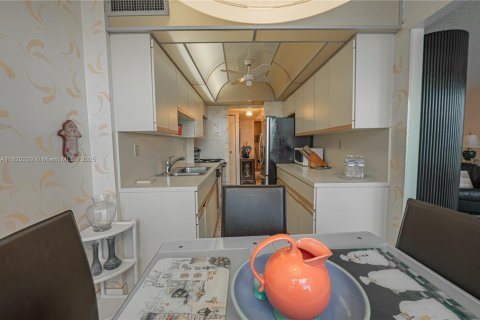 Copropriété à vendre à Sunny Isles Beach, Floride: 2 chambres, 138.24 m2 № 1779544 - photo 16
