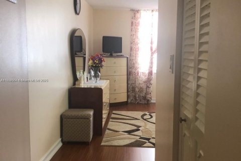 Condominio en venta en Hallandale Beach, Florida, 1 dormitorio, 120.77 m2 № 2087355 - foto 2