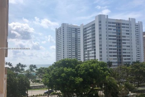 Condominio en venta en Hallandale Beach, Florida, 1 dormitorio, 120.77 m2 № 2087355 - foto 12
