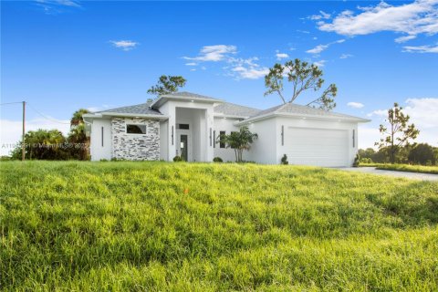 Casa en venta en Lehigh Acres, Florida, 3 dormitorios № 1970643 - foto 2