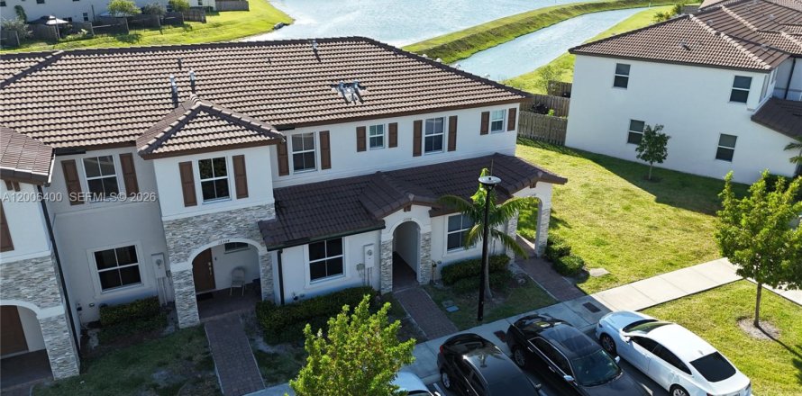 Adosado en Miami, Florida 3 dormitorios, 123.37 m2 № 2069719